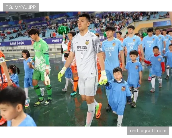 暖心一幕：小球童为摔倒的客队球员捡回球袜，获对手摸头致谢