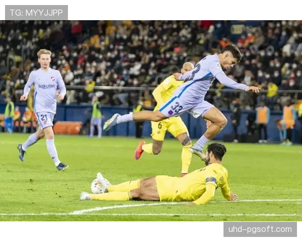 “巴萨恢复训练备战欧冠，费尔明和贝尔纳尔缺席户外训练”